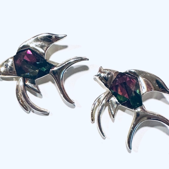 A Pair Of Two VTG Sarah Coventry Silver Tone Angel Fish Brooches Accent Stone - Picture 2 of 6
